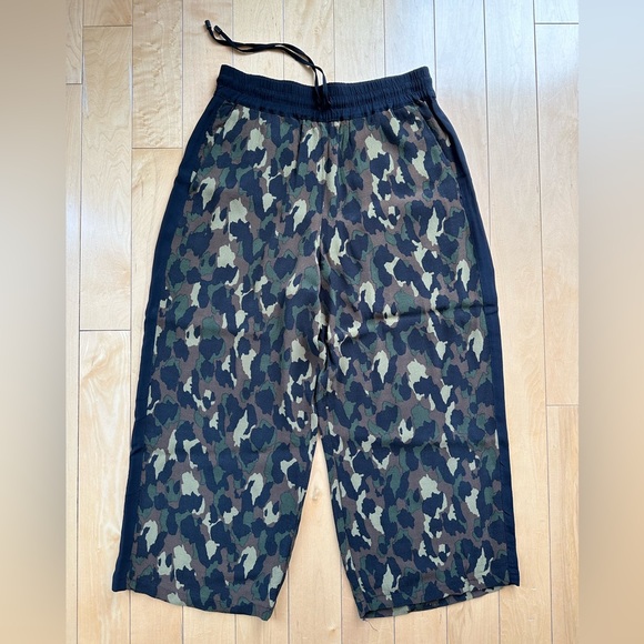 Topshop Cropped Camo Pants in Size 6 - Picture 2 of 9